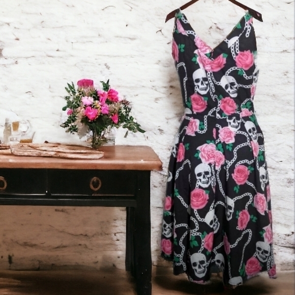 Skulls and flowers dress - Picture 5 of 7